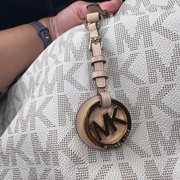 Michael Kors Vanilla Jet Set Travel Tote - Picture 7 of 16